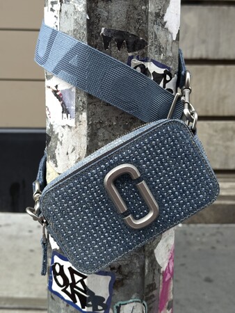 カジュアルなデニムと華やかなクリスタルが出会い生まれた「CRYSTAL DENIM」が表現するMARC JACOBSの世界。