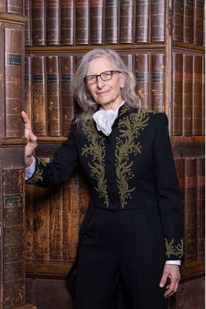 【ルイ・ヴィトン】芸術アカデミー会員の就任式に出席したアニー・リーボヴィッツの礼装をルイ・ヴィトンがデザイン