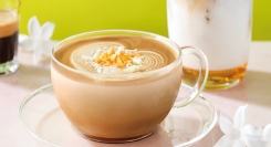 ドリンクにパスタ、エクセごはんにスイーツも！　ジャスミンフレーバーを楽しむ「ジャスミンキャラメルラテ」等　こころ花咲くエクセの新商品、4月4日発売
