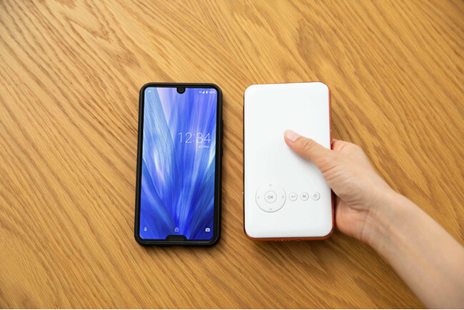 国内累計販売6万台突破のスマホ型プロジェクター「カベーニ」がバージョンアップ！　　　　　　　 4月上旬リリース、3月22日より予約受付開始！