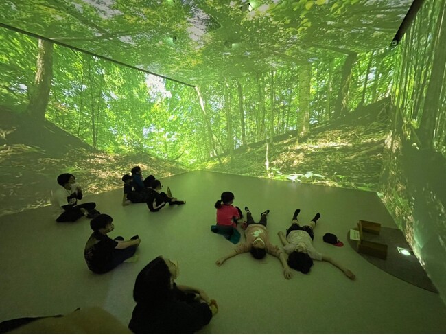 春休みに、空間VRで英語を学ぶバーチャル遠足！フォレストデジタルとECCが共同開発。北海道の牛に囲まれる特別なイマーシブ英語学習プログラムを東京大手町で開催。