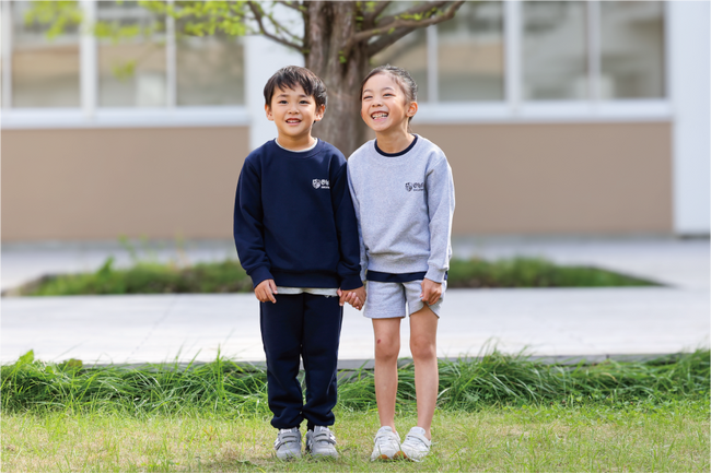 ライフスタイルファッションのアダストリアが幼稚園の制服を初プロデュース！2024年4月より北海道・学校法人大藤学園にて園児着用開始