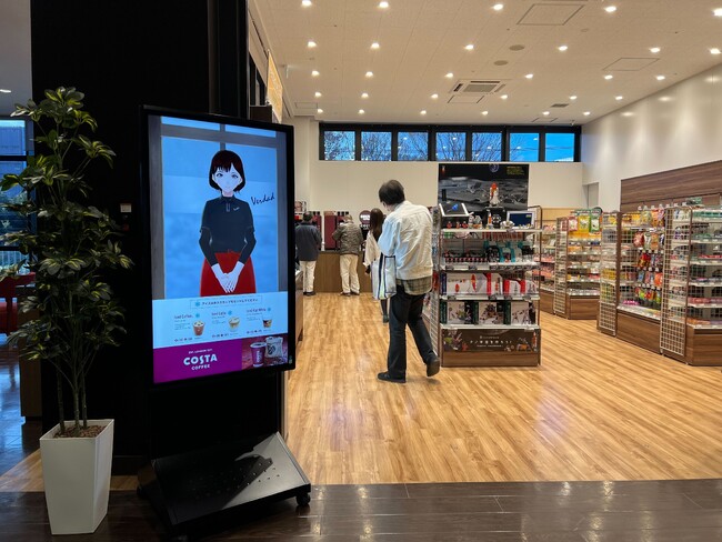 無人の社内売店でバーチャル店員がお出迎え。人感センサーでオススメ商品をご紹介！