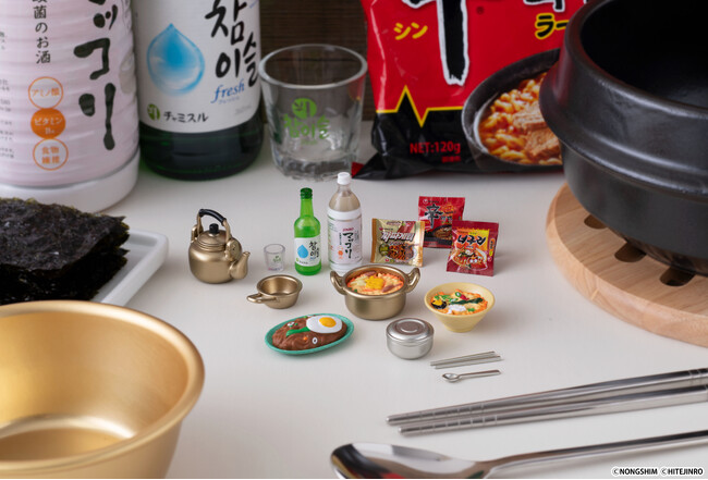 韓国好きにはおなじみの農心とJINROがミニチュアになってガシャポン(R)に登場！おうちで韓国居酒屋気分が楽しめる♪『農心×JINRO おうちポチャミニチュアコレクション』