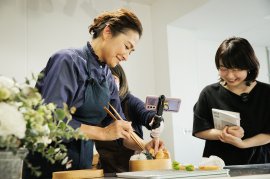 『亜希の「ふたが閉まるのか?」弁当』出版記念イベント 左/亜希さん、右/編集担当:小栁 『亜希の「ふたが閉まるのか?」弁当』出版記念イベント 左/亜希さん、右/編集担当:小栁