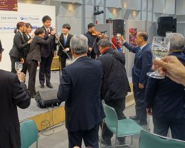 ステージから「乾杯」の声を上げる学生たち ステージから「乾杯」の声を上げる学生たち