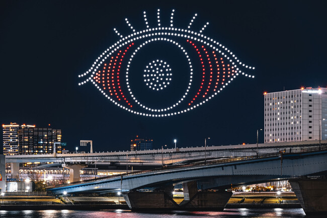 ドローンショー「目の愛護ショー in TOKYO」を豊洲で実施！大阪で話題となった100m超えの巨大な目や「ハト、ハト・・・」の演出が再び。