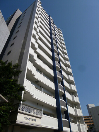 業界初の取り組みにEV充電サービスWeChargeが採用決定、リファレンスが全賃貸マンションの駐車場・コインパーキングにEV充電コンセントの設置を決定