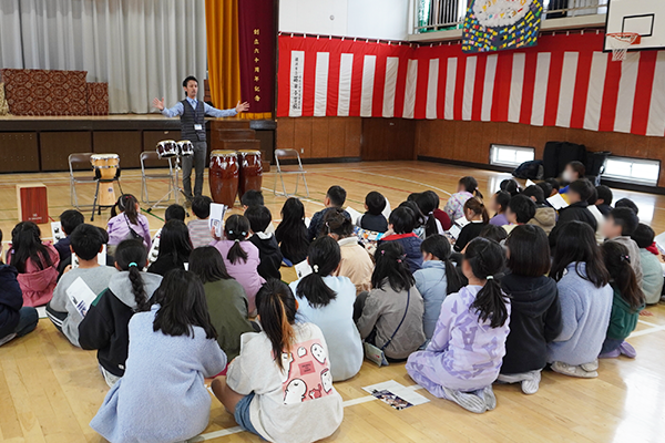【開催レポート】蒔田小学校放課後キッズクラブ「手で叩く世界のパーカッション」