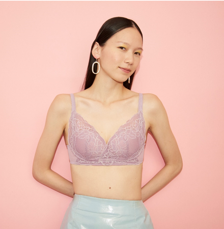 私を自由にするノンワイヤーアモスタイルNo.1のスーパーソフトコンフォートブラ「FREE ME」 フェミニンな雰囲気漂う花柄編みレースデザインの新作が登場