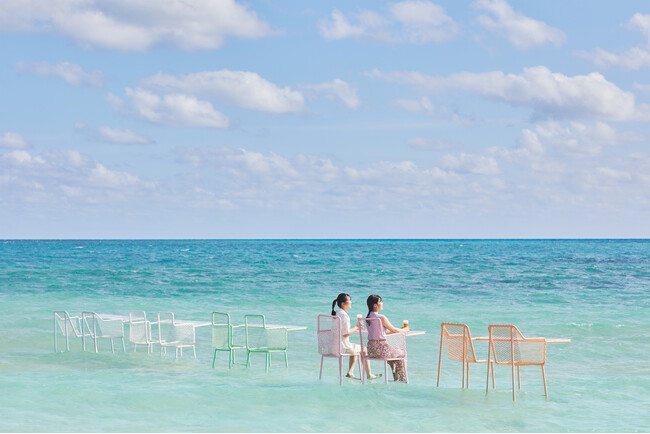 【星野リゾート　リゾナーレ小浜島】目の前に広がるサンゴ礁の海を眺めながら、生ビールを堪能するイベント「絶景海上ビアガーデン」今年も開催｜期間：2024年6月1日～9月30日