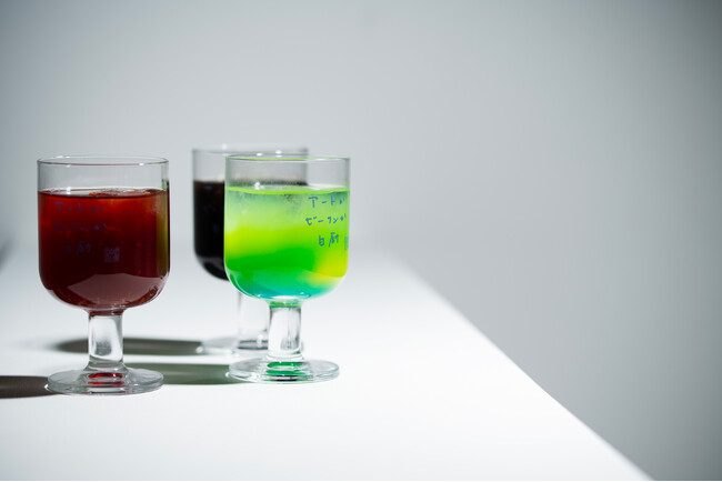 アートかビーフンか白厨にて、展覧会とジョニーウォーカーのコラボレーションカクテルを期間限定で提供開始