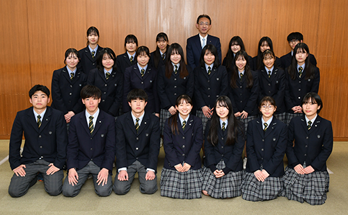 槻の木高校ダンス部がストリートダンスの全国大会出場を高槻市長に報告