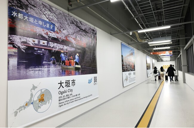 空港到着コンコースに地域㏚タペストリーを設置！