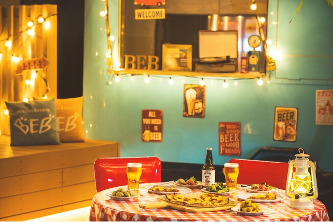 【星野リゾート　BEB5沖縄瀬良垣】TAMARIBAがレトロな沖縄空間に！オリジナルビールやピッツァで夏の夜を楽しむ「BEBオキナワンビアナイト」開催｜期間：2024年6月1日～8月31日