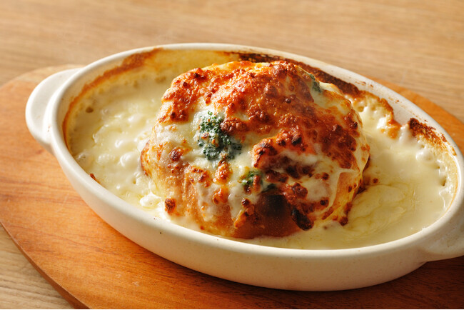 【谷川岳ロープウェイ】アルプス級ビューを眺めながらアツアツな焼き立てを味わう「谷川岳パングラタン」登場｜2024年3月1日より