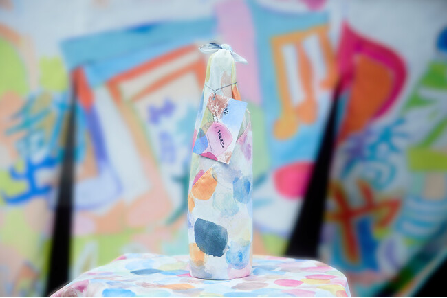 福島県浪江町の酒蔵haccobaでヘラルボニーのアート暖簾お披露目、同テーマのお酒「Fuuu!do」も発売開始