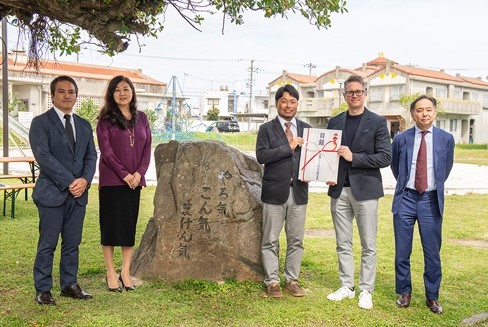 沖縄ディーエフエスは、生活困窮世帯などへ食品提供活動を続けるNPO法人 フードバンクセカンドハーベスト沖縄と、児童養護施設・石嶺児童園へ、それぞれ5千ドル（約75万円）を寄付させていただきました。