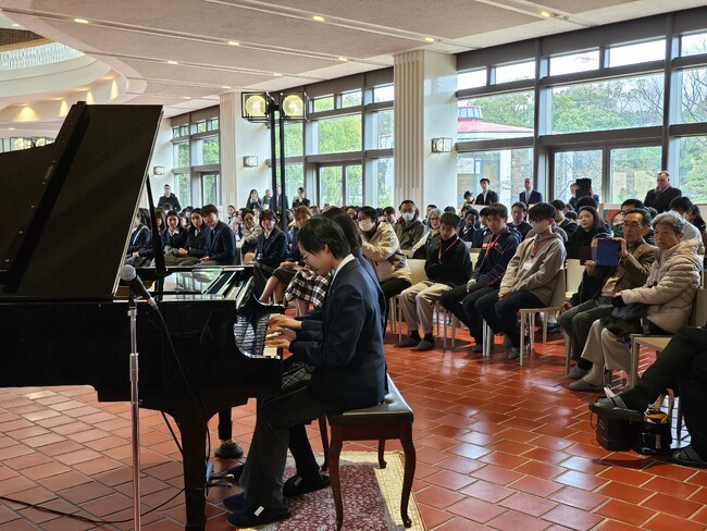 国際高等学校の生徒が、芸術祭で個性あふれる美術作品と音楽演奏を披露