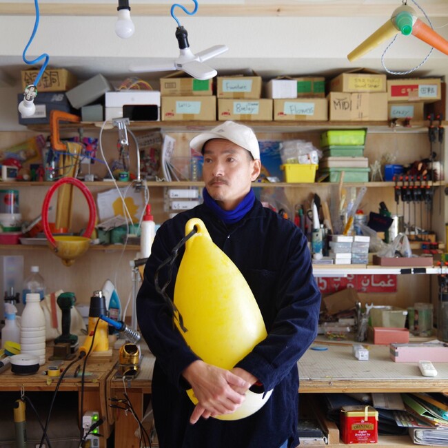 海洋プラスチックで照明作品をつくるリサイクラーさいとうとおるが参加！「海と私のものがたり」オープニングトークを開催