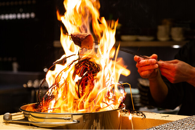 ライブ感あふれる藁焼きが魅力 高級炉端店「PREMIUM ROBATA　SANDA」がオープン