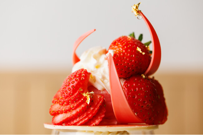 【ホテルメトロポリタン川崎】Terrace and Table 4月1日～5月31日「4種のスパイス香るいちごパフェ」