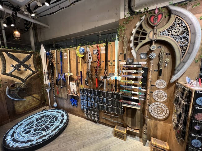 ★「ファンタジー武器屋-TAKUMIARMORY-」が４／10（水）から期間限定で大丸梅田店初登場！日常にファンタジーを。想像の世界の造形物をカタチに。