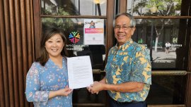 右:ハワイコミュニティ財団の上級副社長兼最高管理責任者のウォレス・チン氏、左:ドナーサービス・ディレクターのジョアン・ワタセ・ヤン氏 右:ハワイコミュニティ財団の上級副社長兼最高管理責任者のウォレス・チン氏、左:ドナーサービス・ディレクターのジョアン・ワタセ・ヤン氏