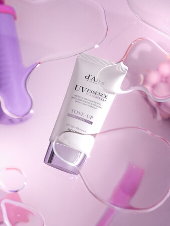 d’Albaよりパープルのトーンアップサンクリームが登場。華やかさをプラスして透明感のあるいきいきした印象の肌へ。