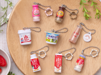 雪印メグミルク × バンダイ シリーズ史上初のヨーグルト２品が登場！乳飲料とヨーグルトのミニチュアチャームを発売2024年4月中旬より全国のカプセルトイ自販機にて