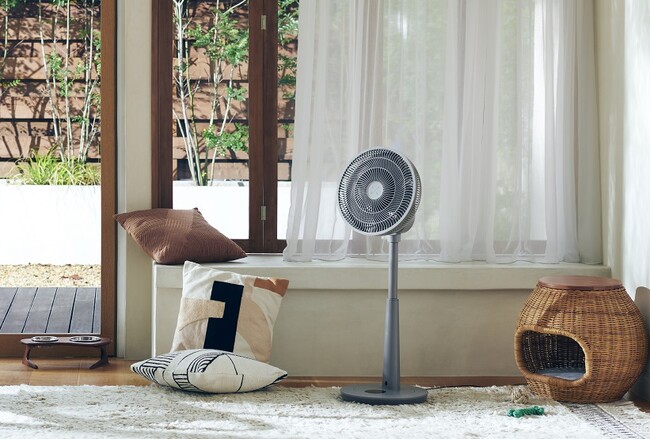 オランダ発エアトリートメントブランド duux（デュクス）より、やわらかく肌触りのいい風を実現したリビングファン「Whisper （ウィスパー）」を新発売