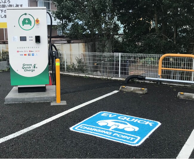 デニーズでお食事中にEVの充電！