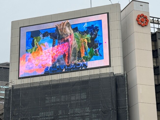日本最大級大型LEDビジョン（おおさか難波E-VISION）に　　　　　　　　　　　　　　　　　　　　迫力満点！３D恐竜が出現！！
