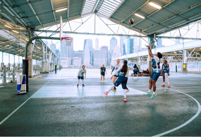 自身の実力で“世界”への切符を勝ち取り、ストリート・バスケの聖地「ニューヨーク」へ　Red Bull Half Court Japan 2024 日本予選募集中