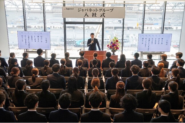 ジャパネットグループ過去最大人数の92名の新入社員を迎え、開業前の今しかできない特別な入社式を開催！　　ジャパネットグループ入社式を長崎スタジアムシティ建設現場にて実施！