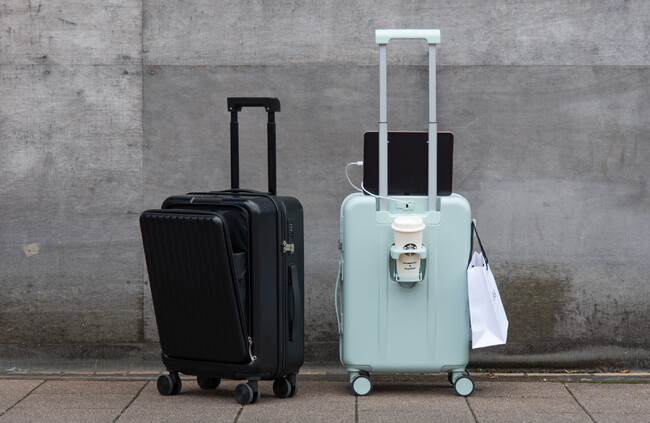 手荷物フックやドリンクホルダー、充電ポートまで搭載！移動中や待ち時間を快適にする多機能キャリーケース発売