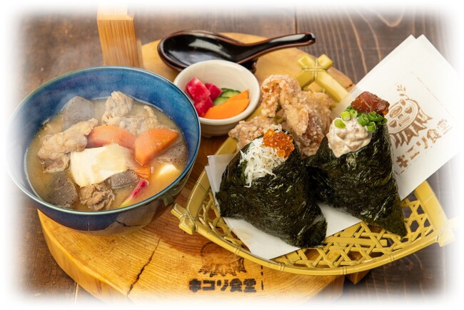 【鎌倉キコリ食堂の新定番！】SNSでも話題の名物“切り株乗せ”に新登場！地元野菜をたっぷり使った豚汁＆海のおむすびセット☆