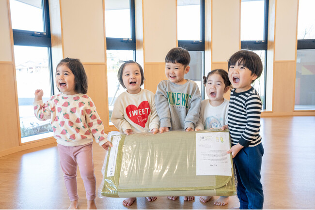 自然のやすらぎを地元大木町の子供たちへ い草のお昼寝布団を贈呈