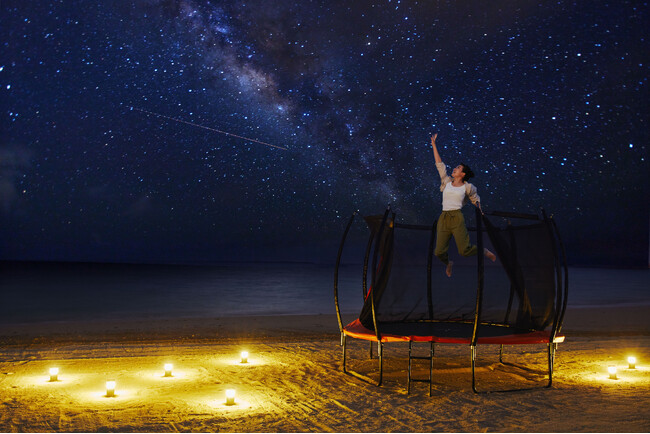 【星野リゾート　リゾナーレ小浜島】真夏の夜空に広がる天の川を飛んでつかむ「ティンガーラトランポリン」今年も登場｜期間：2024年6月1日～7月31日
