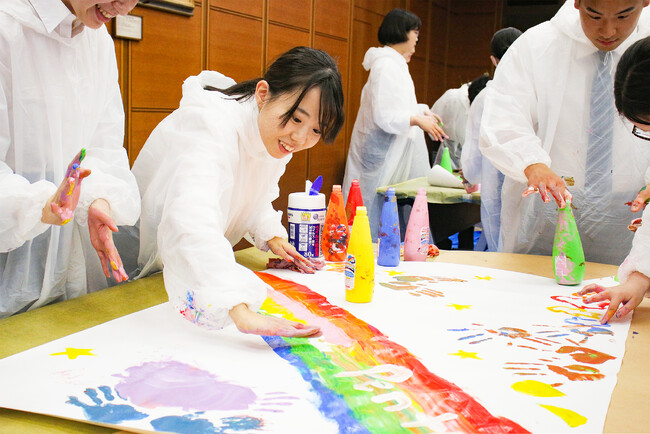 「素手で描く」アートな入社式
