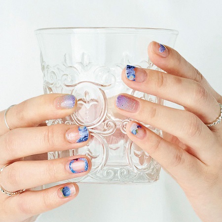 雨の日の情景を描いたような「みずみずしく指先を彩る　紫陽花のネイルシール」が新登場