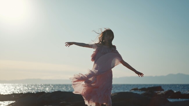 生田絵梨花が生まれて初めて作った楽曲「No one compares」MV公開！前に進めない心を繊細に表現