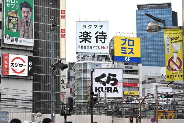 看板広告で「きぬた歯科」と楽待がコラボ、都内各所で屋外看板の掲出を開始