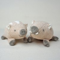オーガニックコットン100％「イノシシのぬいぐるみ」を公式通販サイトで4月4日(木)に販売開始！～工房オリジナルの刺繍糸で一つ一つ手刺繍～