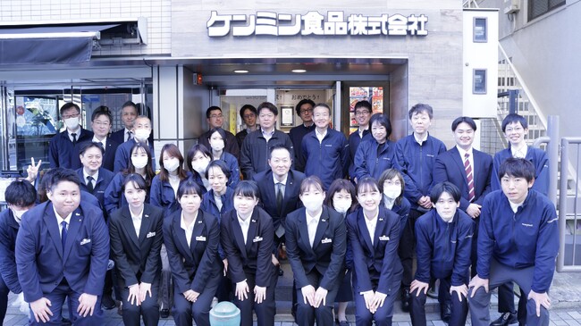 新入社員が神戸・栄町にある「乙仲通(おつなかどおり)」を清掃