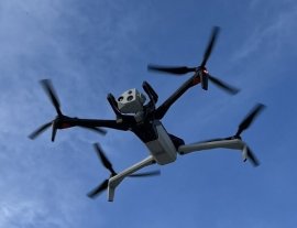 <図1:「Skydio X10(TM)」が飛行している様子>