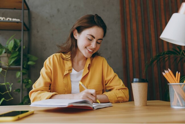 100人の男女に聞いた「一番効果のあった英語の勉強方法」のアンケート結果。英語学習アプリより人気なのは書籍やCDと判明。