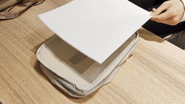 旅行やお出かけにA4サイズのトラベルポーチ！コンプレッションで衣類を簡単圧縮！吊り下げもできて便利すぎ！