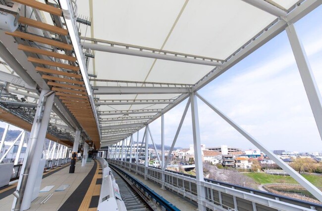 箕面萱野駅のホーム上屋をはじめとした複数施設に膜構造を施工