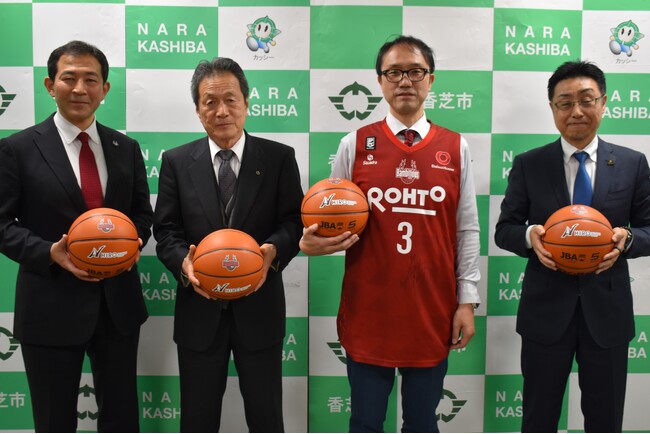 株式会社ヒロホールディングス様より香芝市立真美ケ丘西小学校および同市立真美ケ丘東小学校へバスケットボールを寄贈いただきました